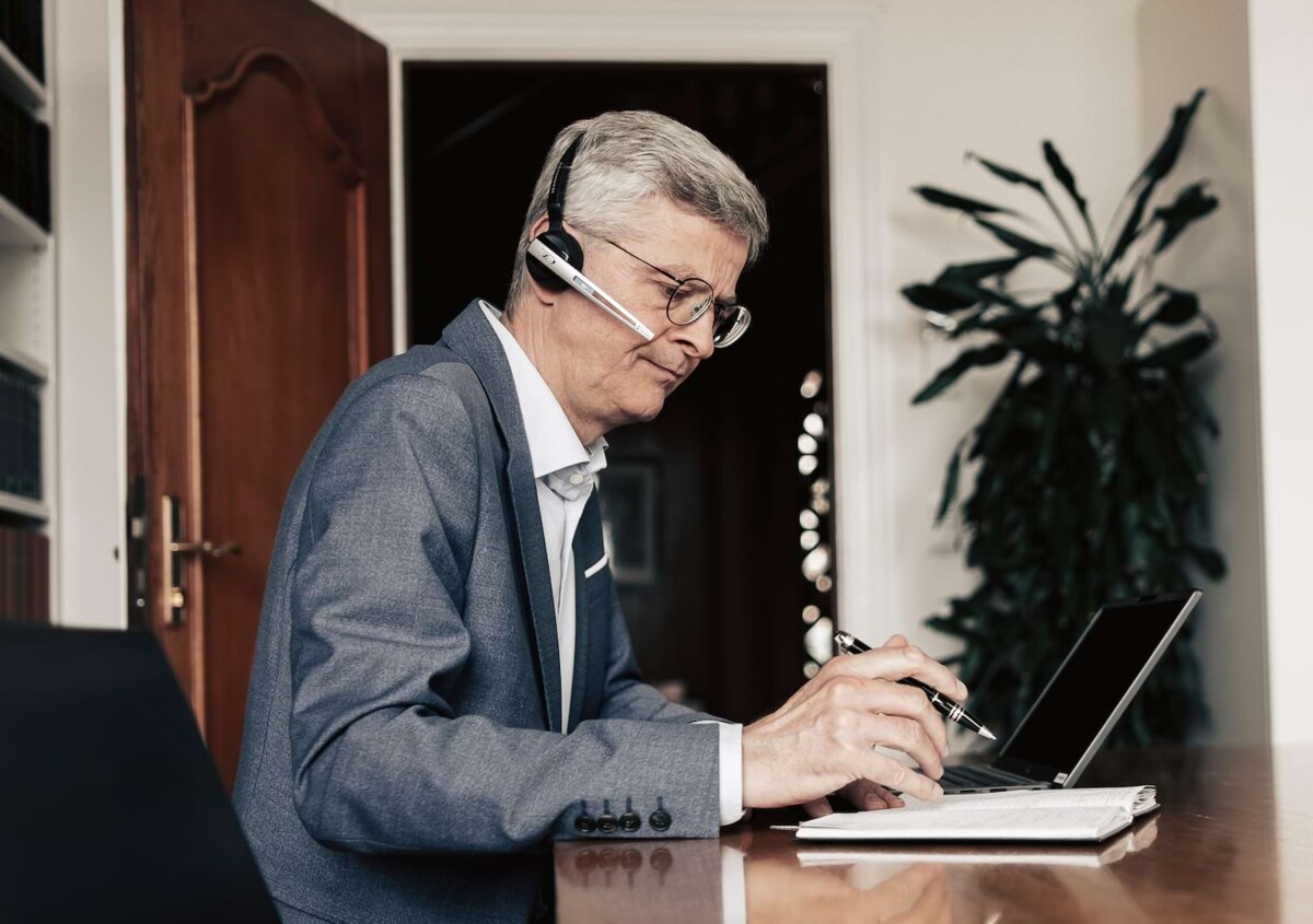 Dr. Alexander H&uuml;bner